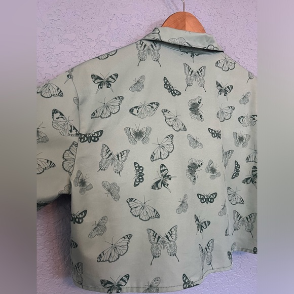 Butterfly Patterned Button-Up Collared Crop-Top - Picture 4 of 7